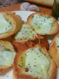 Una foto de Pan de ajo con queso fundido