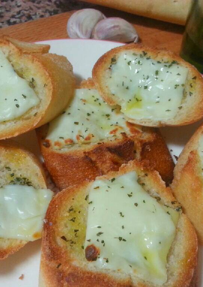Una foto de Pan de ajo con queso fundido