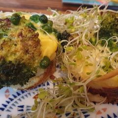 A picture of Broccoli cheese noodle cups.