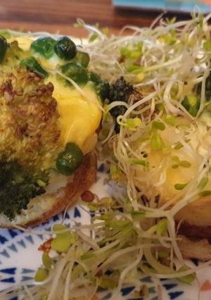 A picture of Broccoli cheese noodle cups.
