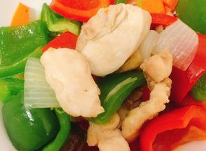 Hình của món Ức gà xào ớt chuông.