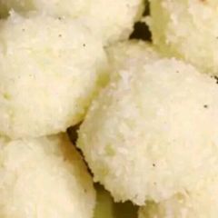 A picture of Instant coconut ladoo.