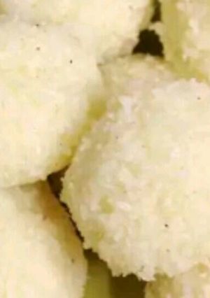A picture of Instant coconut ladoo.
