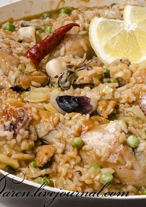 Фото Паэлья с курицей и морепродуктами.