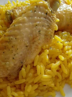 Una foto de Arroz caldocito con alitas de pollo