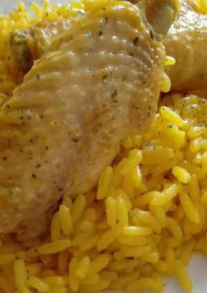 Una foto de Arroz caldocito con alitas de pollo