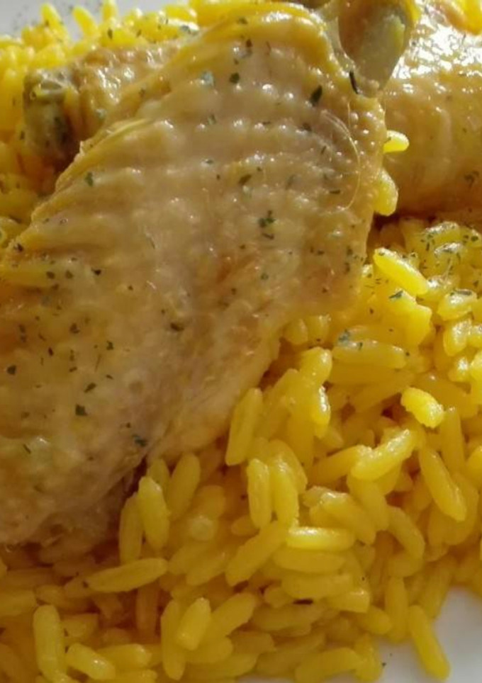 Una foto de Arroz caldocito con alitas de pollo