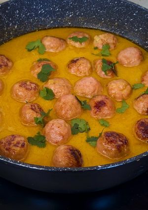 Una foto de Albóndigas de pollo con curry rojo