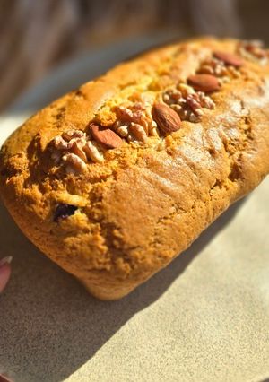 Una foto de BUDÍN DE LIMÓN 🍋 CON ARÁNDANOS Y FRUTOS SECOS 😋