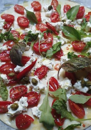 Une photo de Pizza feuilletée chèvre tomates cerises basilic🐐🍒🍕