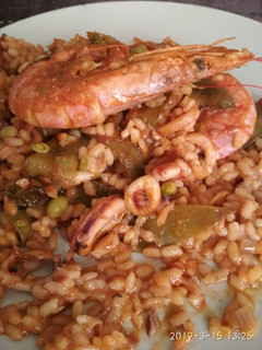 Una foto de Paella marinera con tirabeques