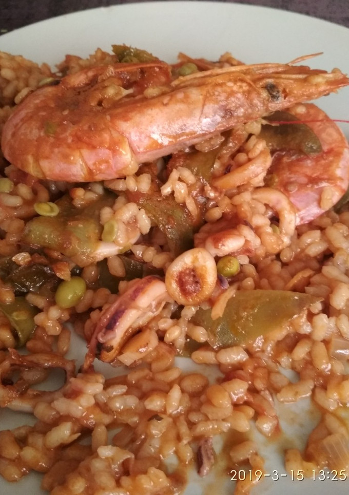 Una foto de Paella marinera con tirabeques