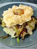 Parmentier trufado de patata y parmesano con crujiente de puerro y huevo nube