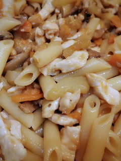 Una foto de Wok de verduras y pollo con macarrones