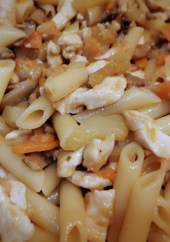 Una foto de Wok de verduras y pollo con macarrones