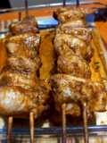 Brochettes de pechuga de pollo marinadas