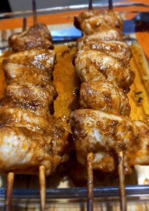 Una foto de Brochettes de pechuga de pollo marinadas