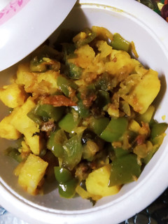 पोटैटो कैप्सिकम फ्राई (Potato Capsicum fry recipe in Hindi) रेसिपी मुख्य फोटो
