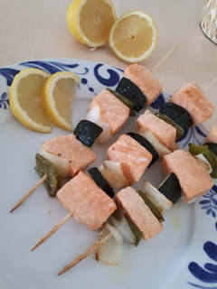 Una foto de Pinchos de salmón y verduras