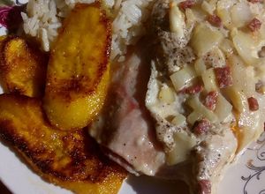 Una foto de Pechuga de pollo rellena en salsa Carbonara