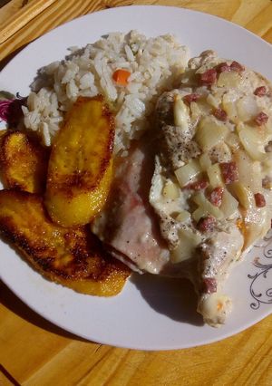 Una foto de Pechuga de pollo rellena en salsa Carbonara