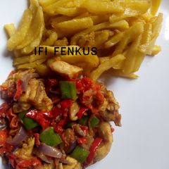 A picture of Potato chips and chicken cuts sauce.