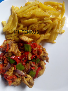 A picture of Potato chips and chicken cuts sauce.