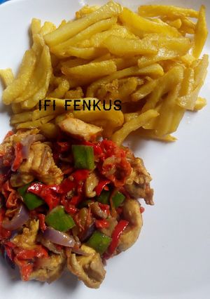 A picture of Potato chips and chicken cuts sauce.