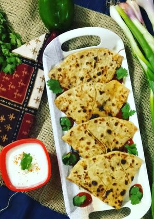 आलू पराठा (Aloo paratha recipe in Hindi) रेसिपी मुख्य फोटो