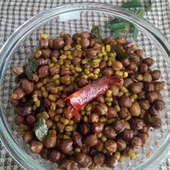 A picture of Chana mung masala.