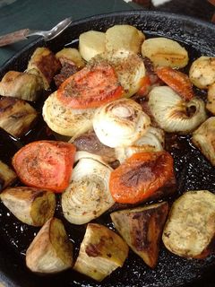 Una foto de Asado al Horno con papas, batatas y verduras