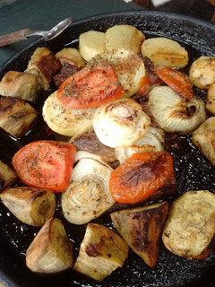 Una foto de Asado al Horno con papas, batatas y verduras
