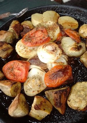 Una foto de Asado al Horno con papas, batatas y verduras
