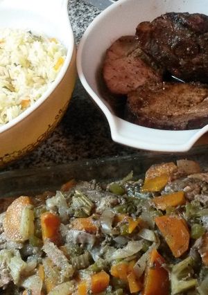 Una foto de Bondiola y tapa de nalga con arroz y verduras