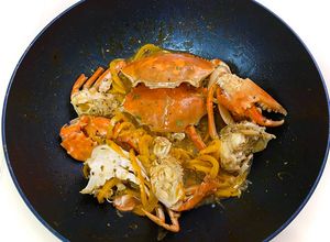 Hình của món Cua xào ớt chuông sốt me.