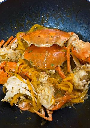 Hình của món Cua xào ớt chuông sốt me.