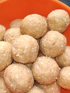तिल के लड्डू (til ke ladoo recipe in Hindi) रेसिपी मुख्य फोटो