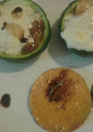 Una foto de Zapallitos rellenos de chorizo y pera