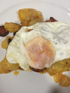 Una foto de Patatas a lo pobre con chorizo y beicon