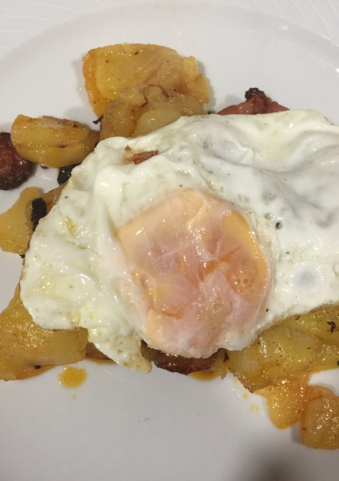Una foto de Patatas a lo pobre con chorizo y beicon