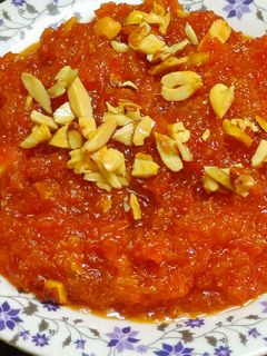 गाजर हलवा (gajar halwa recipe in marathi) रेसिपी चे मुख्य फोटो