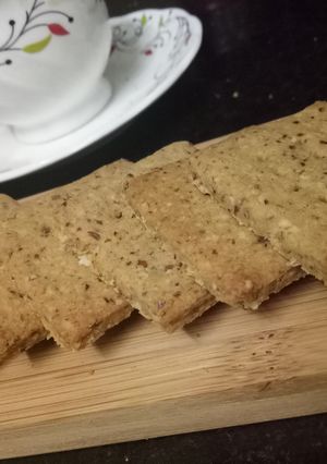 A picture of Oats & Flax meal Crackers.