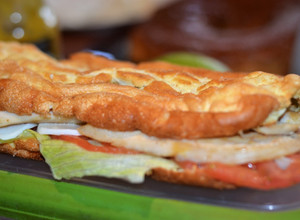 Una foto de Sándwich de pollo en pan de nube