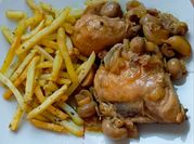 Una foto de cuartos de pollo a la sartén
