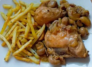 Una foto de Pollo al ajillo en salsa! 😋