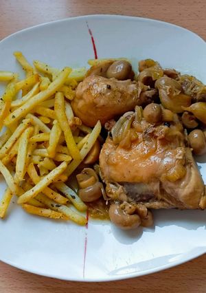 Una foto de Pollo al ajillo en salsa! 😋
