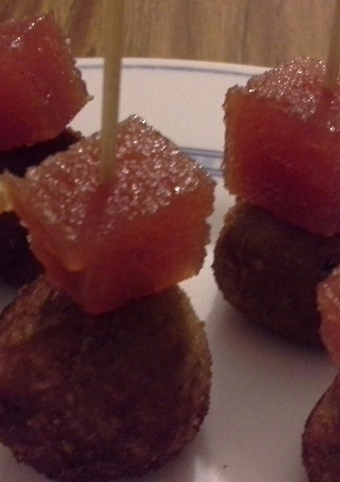 Una foto de Bocaditos de cabrales y membrillo