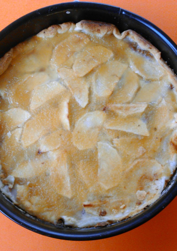 Una foto de Tarta de manzana con nueces y pasas