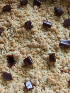 Una foto de Crumble de manzana y arándanos con nueces y hojuelas de trigo