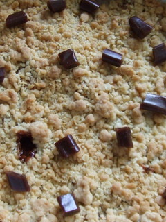 Una foto de Crumble de manzana y arándanos con nueces y hojuelas de trigo